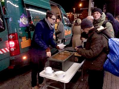 Ehrenamtliche verteilen abends warme Mahlzeiten an Obdachlose