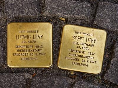 zwei Stolpersteine des Künstlers Gunter Demnig