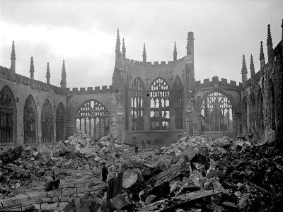 schwarz-weiß-Foto zerbombte Kathedrale von Coventry