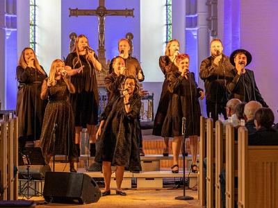 Gospel-Chor singt in einer Kirche