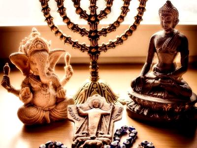 Tisch mit Symbolen verschiedener Weltreligionen