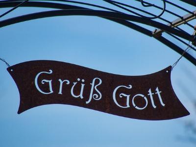 Blechschild mit Aufschrift Grüß Gott