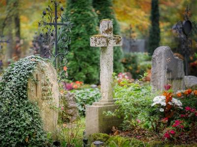 Grabsteine auf einem GFriedhof