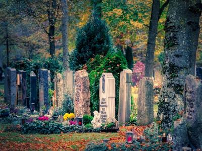 eine Reihe Grabsteine auf einem Friedhof