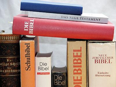 verschiedene Bibelausgaben im Regal