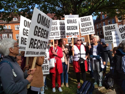 Demonstration der 'Omas gegen Rechts'