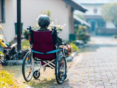 Foto: Steven HWG on unsplash ältere Frau im Rollstuhl