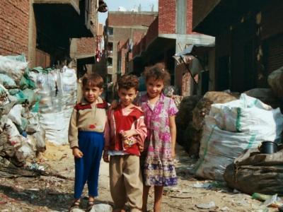 Foto: Ev. Kirchenkreis Moers Drei verwahrloste Kinder neben Müll in den Straßen von Kairo